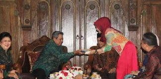 SBY menerima Novel Film “99 Cahaya di Langit Eropa” dari penulisnya, Hanum Ra