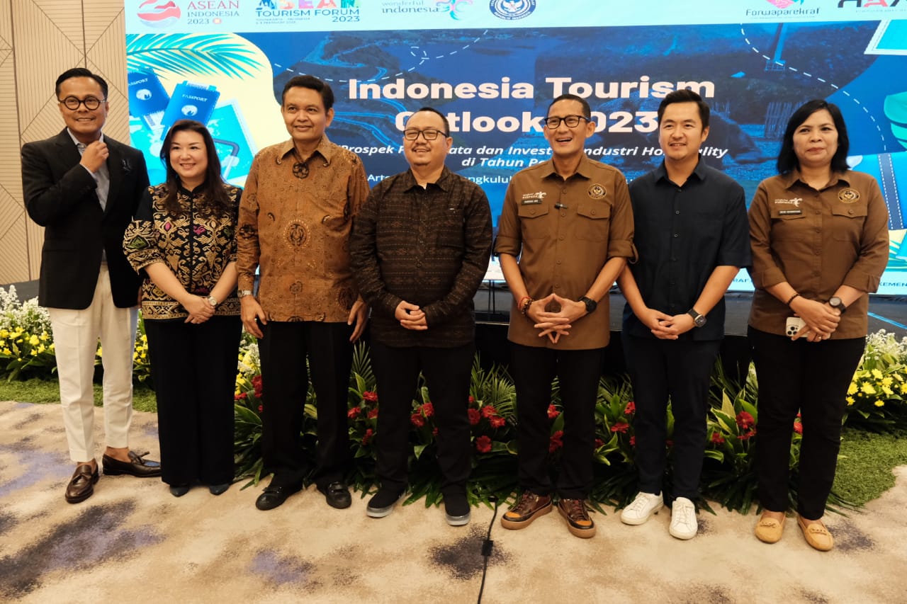 menteri sandiaga uno di tengah acara indonesia tourism outlook 2023 1