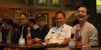 dewi gontha di tengah acara pressconfernce bni jjf 2023