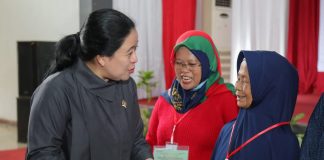 ketua dpr ri puan maharani menyerahkan sertipikat kepada warga cianjur