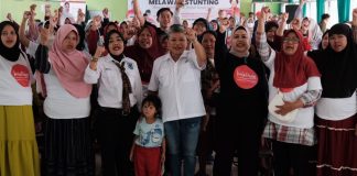 ribka tjiptaning dan poppy astari bersama warga cisaat