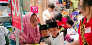 anak anak bergembira membeli baju baru untuk hari raya 1