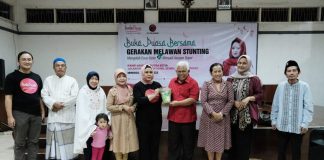 anggota dprd dki jakarta pandapotan sinaga (kemeja merah) ikut bersama halo puan berbagi kebaikaan