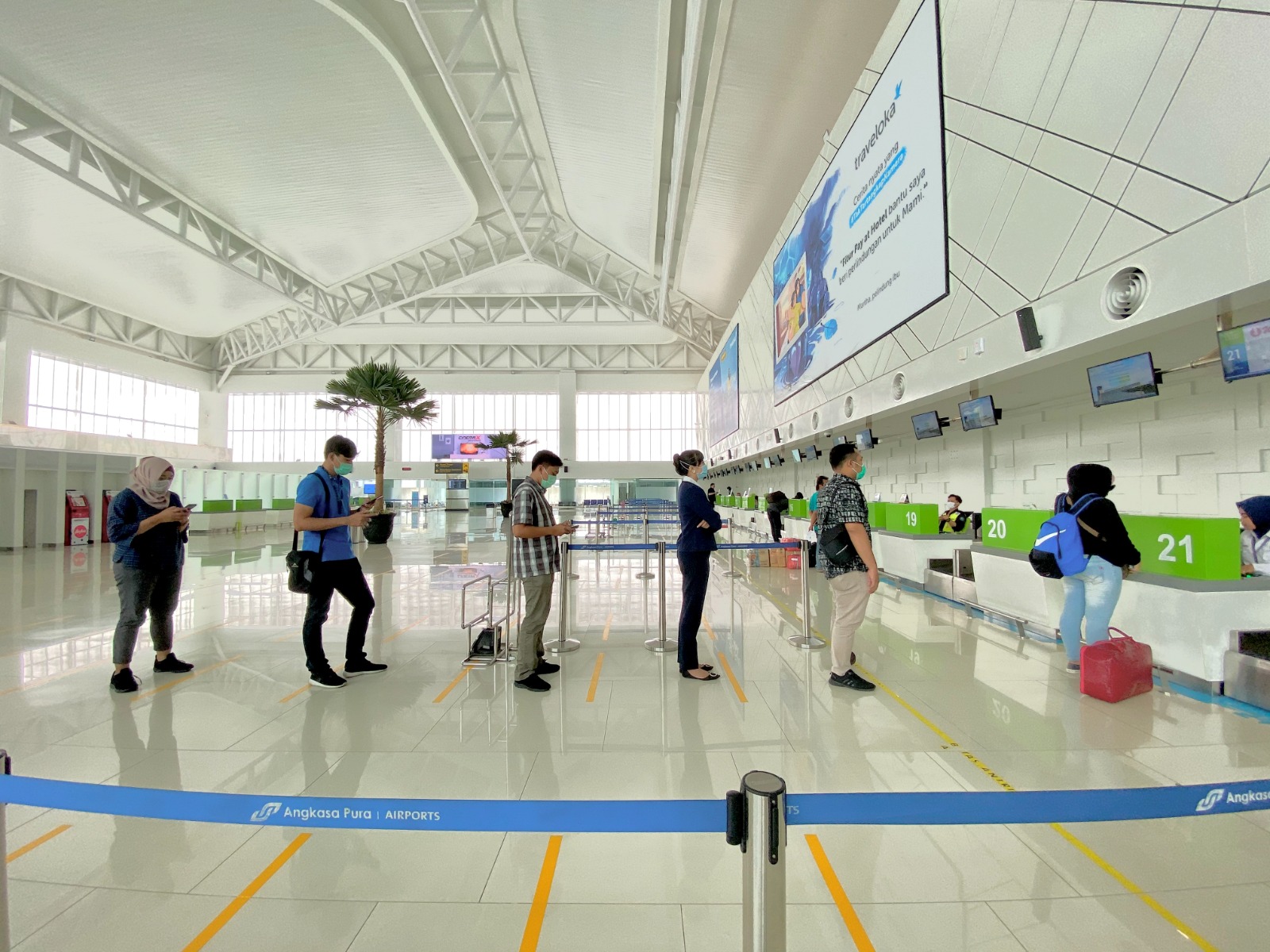 fasilitas disediakan untuk mempermudah para penumpang untuk menuju gate yang berada di ujung terminal