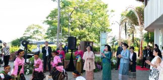 ibu negara ri iriana joko widodo bersama gan para pendamping pemimpin asean di puncak waringin,