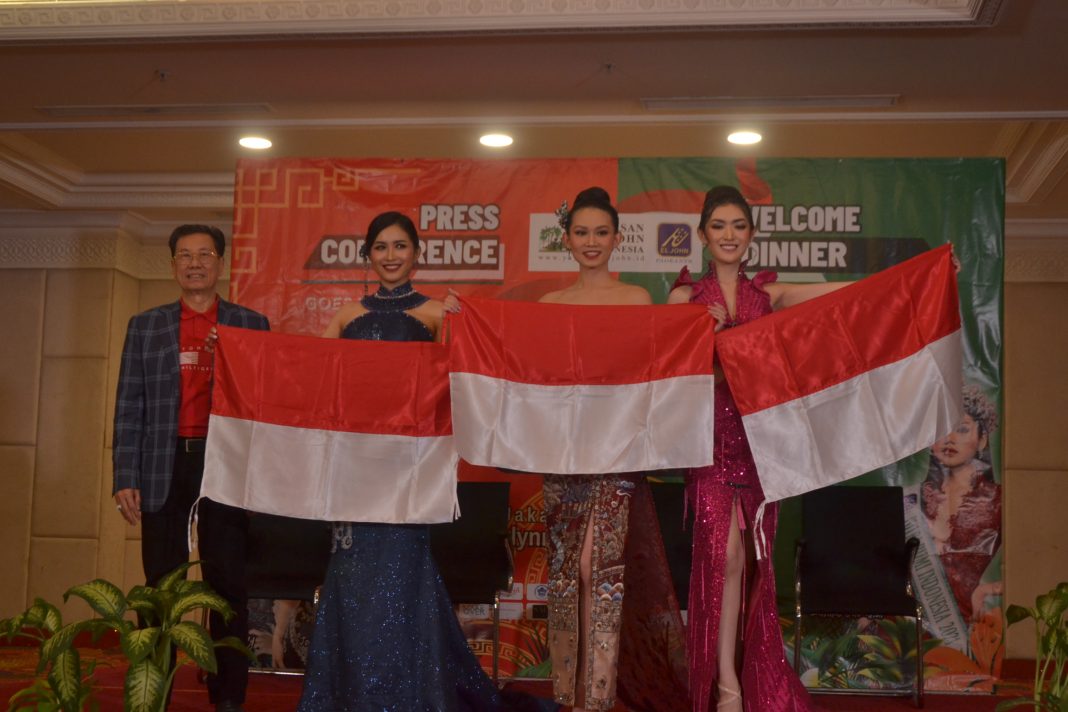 tiga puteri kebanggaan indonesia; kimberlyn sugianto , joan angelina dan yola metry bersama martinus johnnie sugiarto