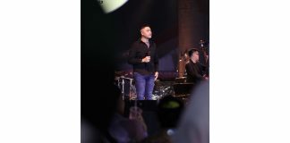 lagu lagu jazz yang dibawakan alonzo disukai para senior maupun milenial