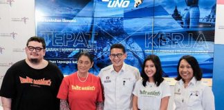 sandiaga uno di tengah sutradara dari pemain film onde mande!