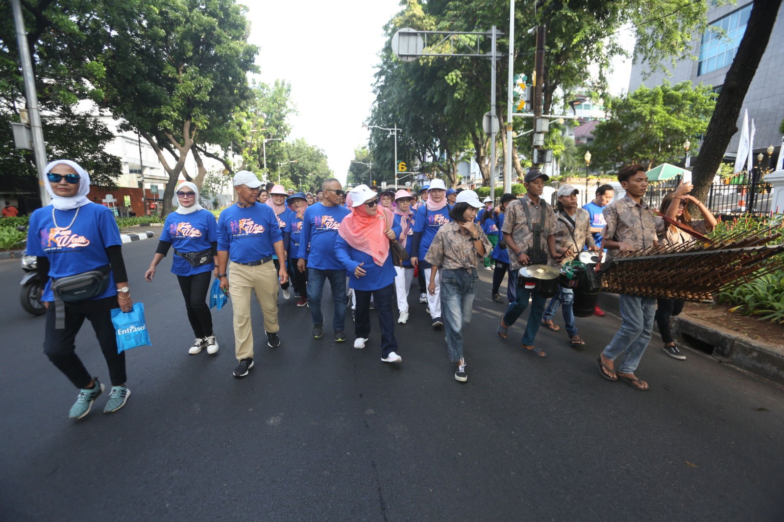 lebih kurang 8800 peserta dari keluarga wartawan indonesia