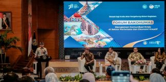 menteri sandiaga uno di tengah diskusi
