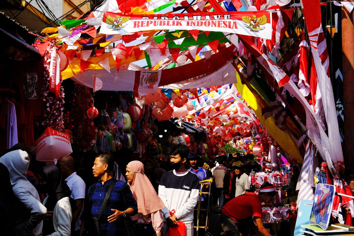 pasar jatinegara berubah warna penuh merah putih