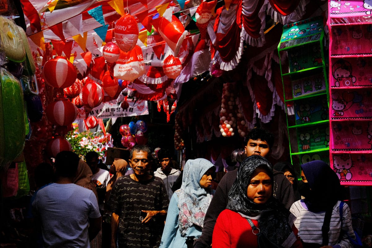 pembeli meembanjiri pasar jatinegara