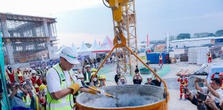 menparekraf sandiaga uno melakukan topping off gedung kuliah politeknik pariwisata solo raya di desa kwangen, sragen, jawa tengah, kamis (1492023).