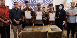 menparekraf sandiaga juga mendorong agar pelaku ekonomi kreatif di kota padang dapat terus berinovasi beradaptasi dan berkolaborasi
