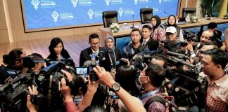 door stop mewawancarai sandiaga uno