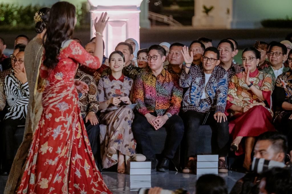 istana berbatik menampilkan fashion show yang akan dibawakan oleh 506 peraga