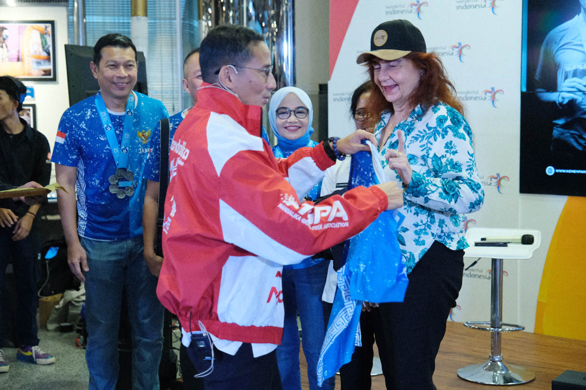 menparekraf sandiaga uno memberikan dukungan kepada pelari indonesia yang akan berpartisipasi dalam lomba lari maraton 2023 athens marathon foto dudut suhendra putra 1