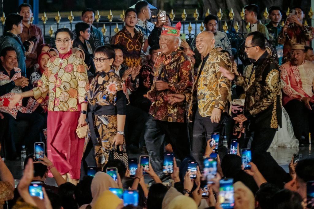 para menteri berbatik dan berjalan di catwalk