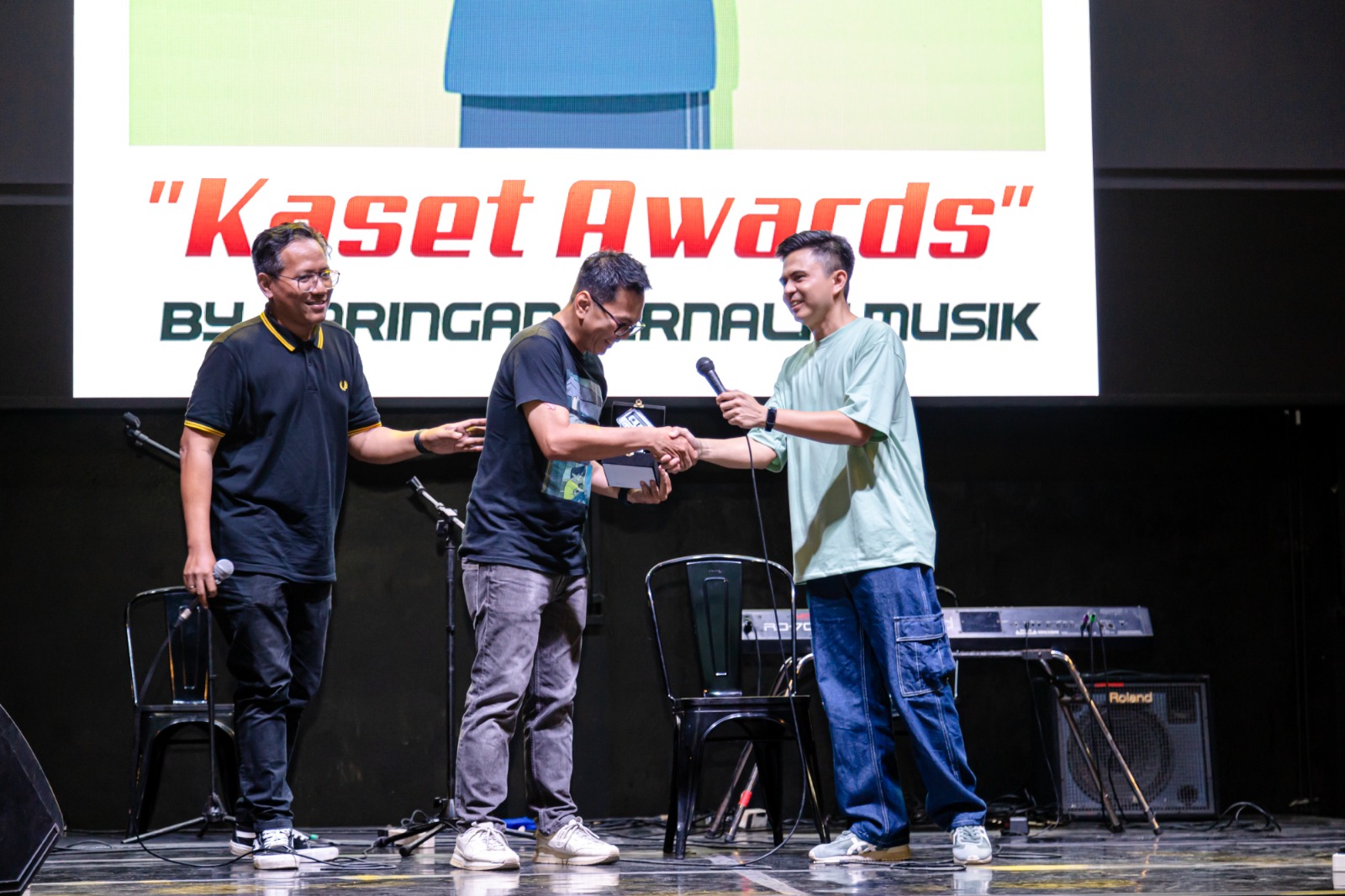 industri musik juga berkembang kian dinamis