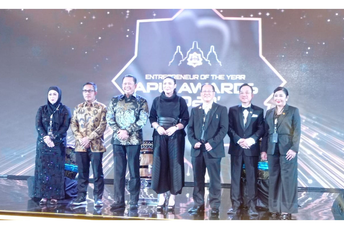 bapak bambang soesatyo di tengah acara apli awards 2023