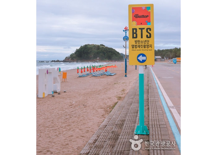 instalasi bts di bibir pantai maengbang