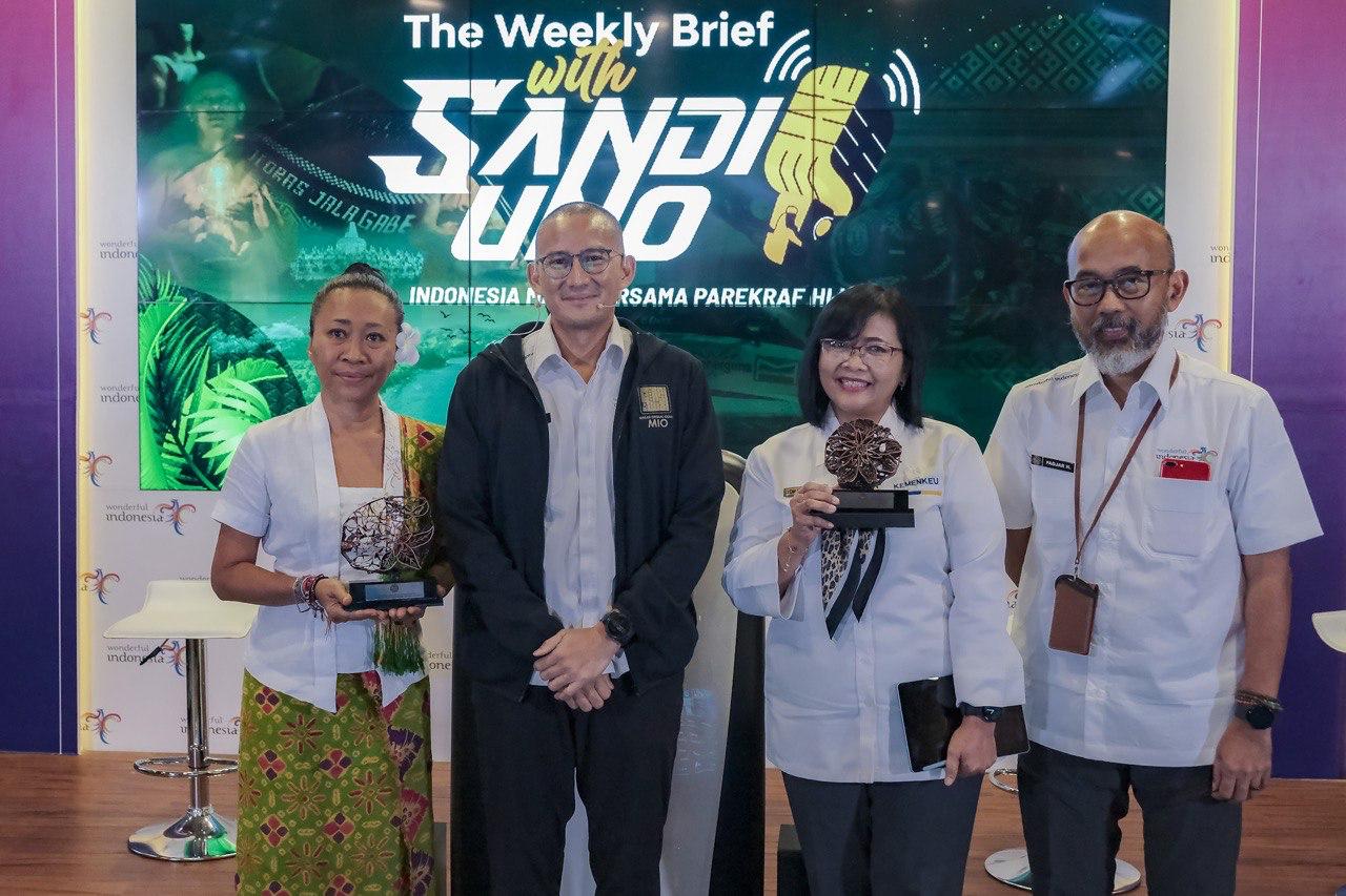 menparekraf sandiaga uno di tengah acara the weekly brief with sandi uno di jakarta