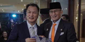 sandiaga bersama director of the regional department for asia and the pacific at un tourism, harry hwang
