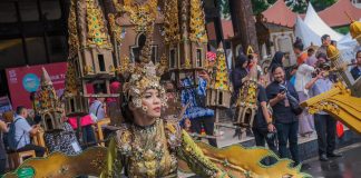 pengunjung tmii juga dapat menyaksikan langsung penampilan dari para pegiat seni budaya dari berbagai daerah
