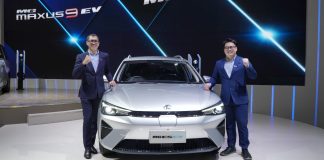 donald rachmat coo of mg dan arief syarifudin marketing pr director of mg foto bersama kendaraan listrik terbaru dari mg yaitu mg es ev