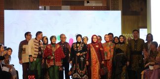 Para direktur dengan kostum UMKM yang memikat