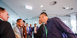 sandiaga salahuddin uno mengajak investor investor asal australia untuk menanamkan lebih banyak investasi di sektor pariwisata