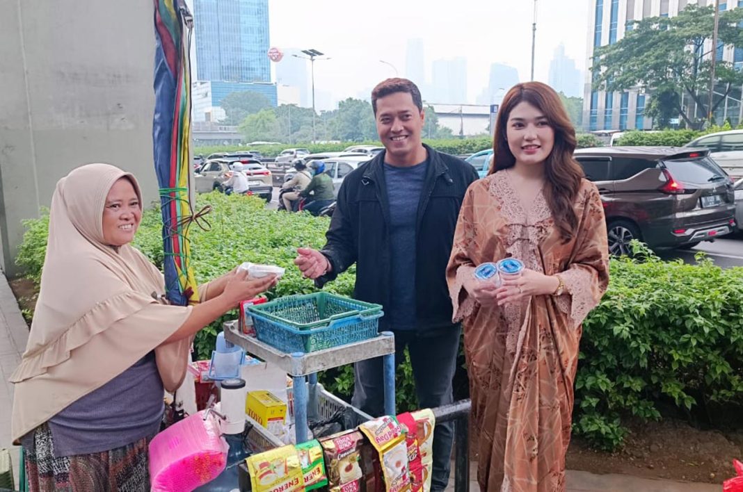 Aktor Herdi Khiladi dan Aktris Hanisah Halim berbagi takjil untuk masyarakat di jalan Gatot Subroto