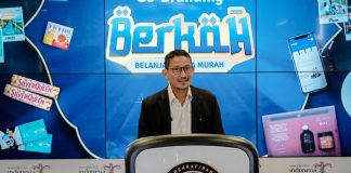 menparekraf sandiaga dalam the weekly brief with sandi uno
