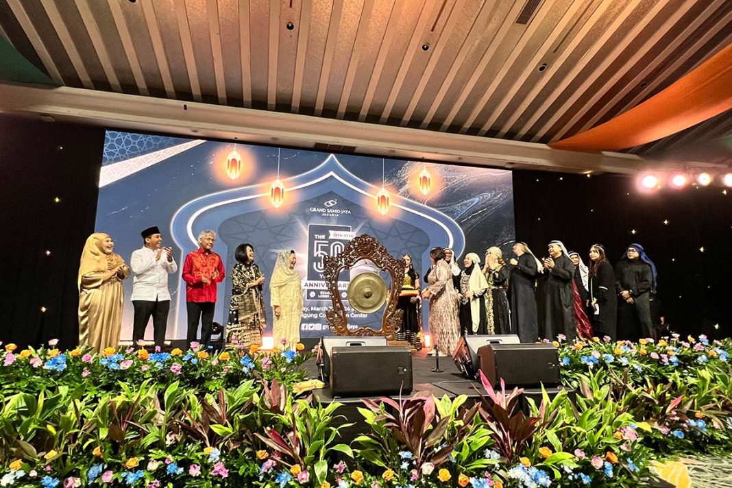 pemukulan gong sebagai simbolis ulang tahun ke 50 hotel grand sahid jakarta