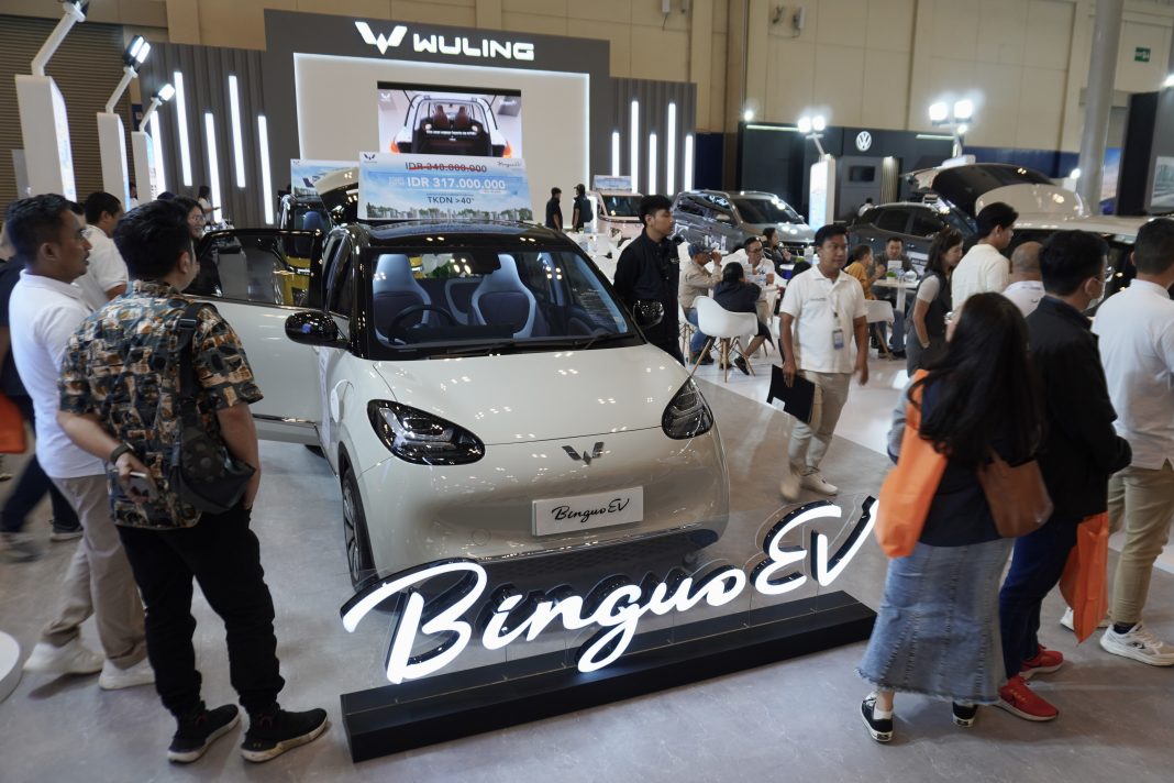 wuling menampilkan unit display kendaraan listriknya yang telah dipasarkan di indonesia pada bca expoversary 2024 yang terdiri dari binguoev dan air ev