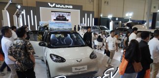 wuling menampilkan unit display kendaraan listriknya yang telah dipasarkan di indonesia pada bca expoversary 2024 yang terdiri dari binguoev dan air ev
