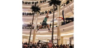 aksi tim akrobatik slam dunk asal hungaria