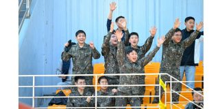 ekspresi v bts bersama rekan rekan prajurit