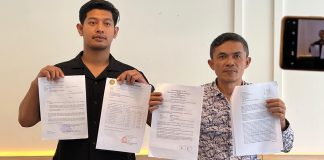 manager operasional pt adem ayem sejahtera afan setiawan dan kuasa hukum sahat m siahaan sh memberi keterangan pers