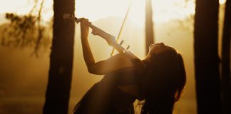 marcella dalam vdeo music moon