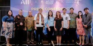 sandiaga dan panitia java jazz 2024 di tengah prss conference