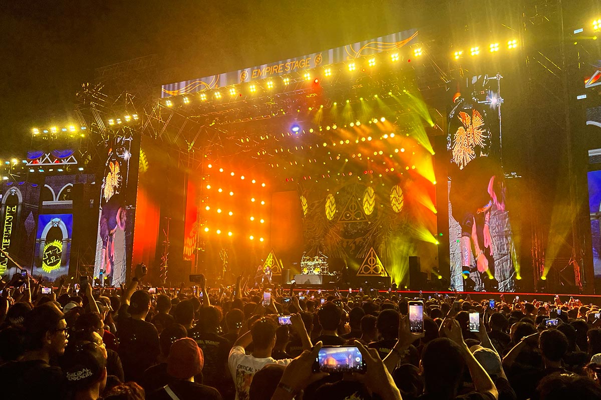 Aksi memukau dari band asal Amerika, Lamb of God, saat tampil di Hammersonic Festival 2024 di Pantai Carnaval Ancol, Jakarta, pada Minggu (5/5/2024).