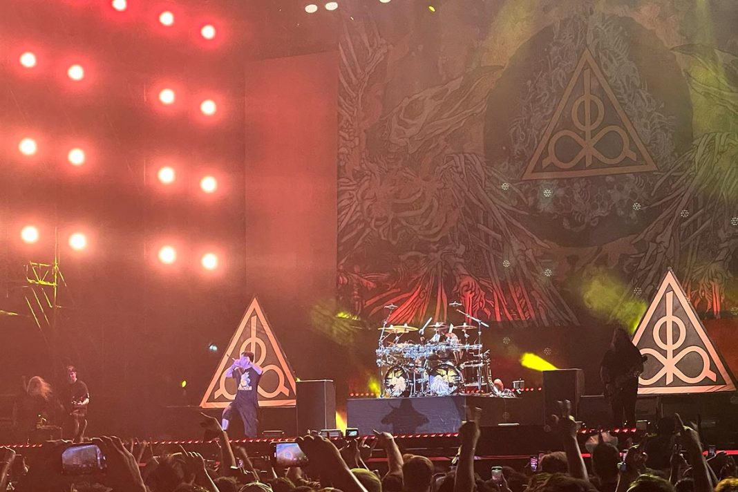 Dihadiri oleh ribuan penggemar musik metal yang bersemangat, Lamb of God memberikan penampilan yang tak terlupakan dengan energi yang membara dan musik yang menghentak.