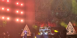Dihadiri oleh ribuan penggemar musik metal yang bersemangat, Lamb of God memberikan penampilan yang tak terlupakan dengan energi yang membara dan musik yang menghentak.