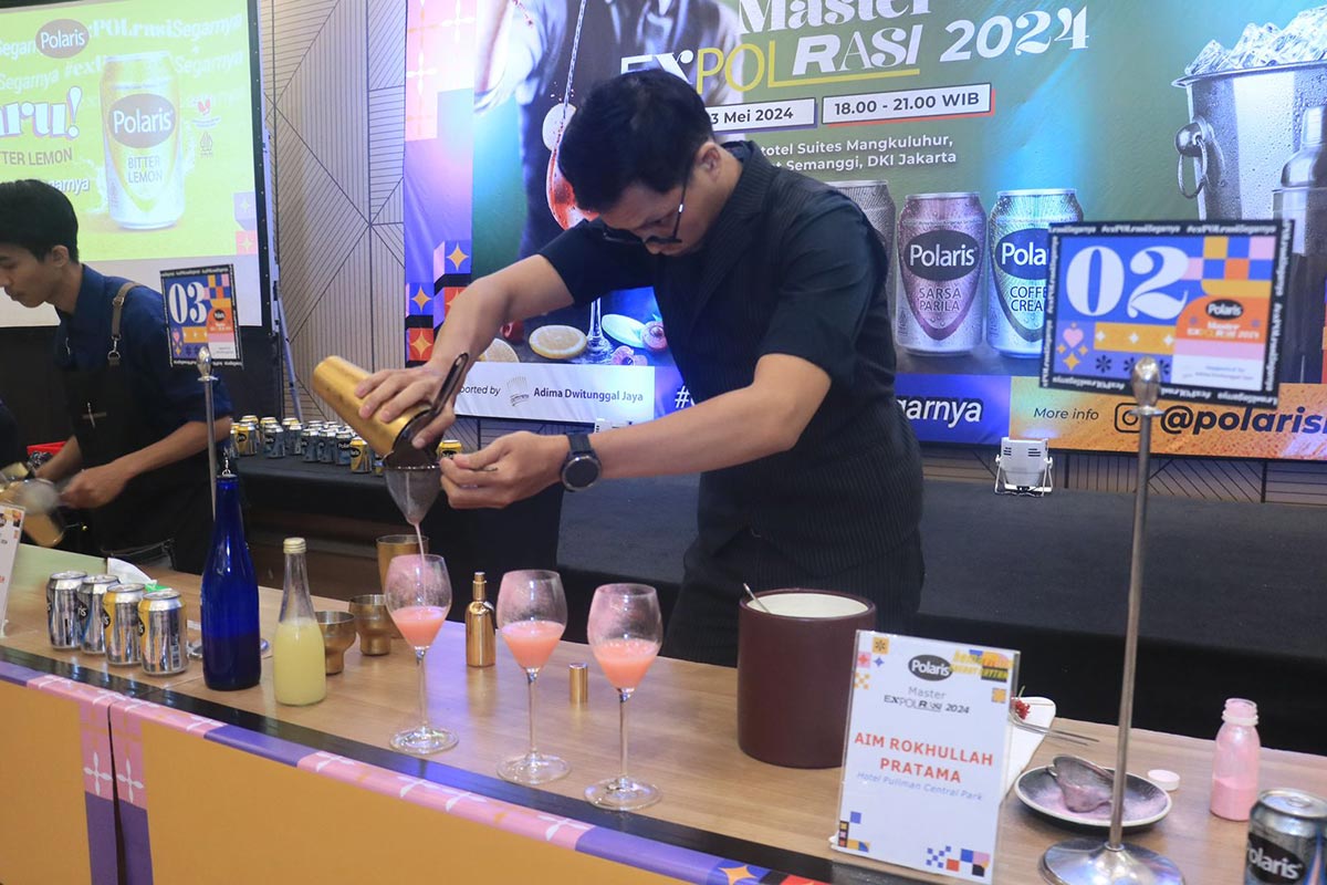 Salah satu finalis Polaris Master ExPOLrasi 2024 sedang meracik menu minuman yang akan dilombakan di depan para juri kompetisi Mixologist yang bertajuk Polaris Master ExPOLrasi 2024.