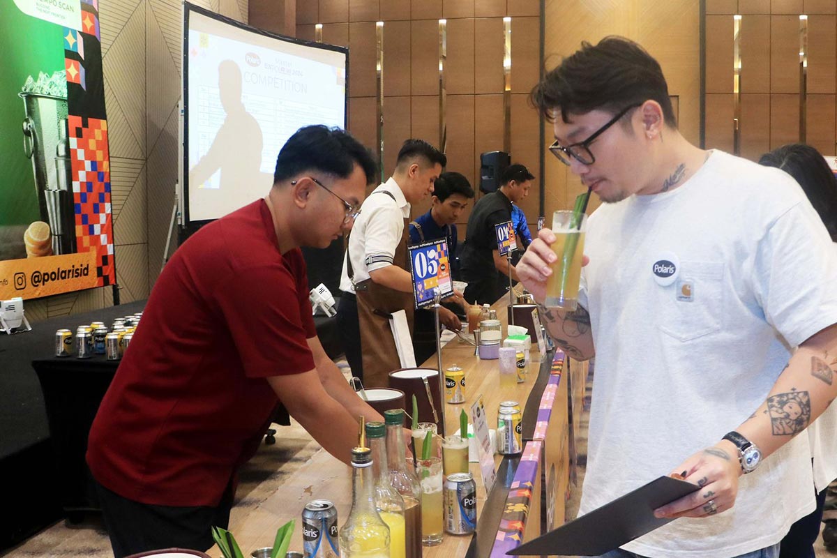 Salah satu juri yaitu William Gozali, yang dikenal sebagai chef ternama di Indonesia sedang mencicipi menu minuman para finalis pada gelaran kompetisi Mixologist yang bertajuk Polaris Master ExPOLrasi 2024.