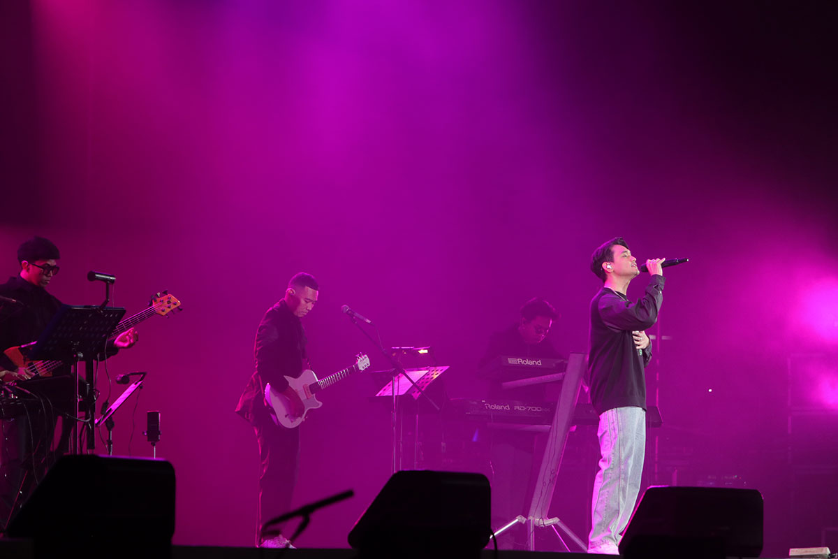 Penyanyi Afgan membawakan lagu "Sadis" dan "Bukan Cinta Biasa" di BNI Java Jazz Festival 2024, JIExpo Kemayoran, Jakarta, Minggu (26/5/2024)