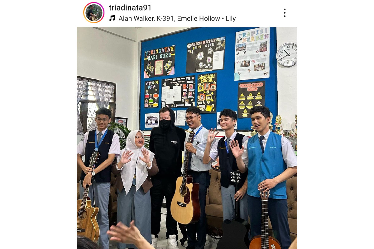 Alan Walker bersama Pak Guru Tri Adinata dan murid murid SMA Al Azhar Medan