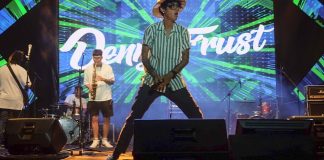 denny frust di atas stage