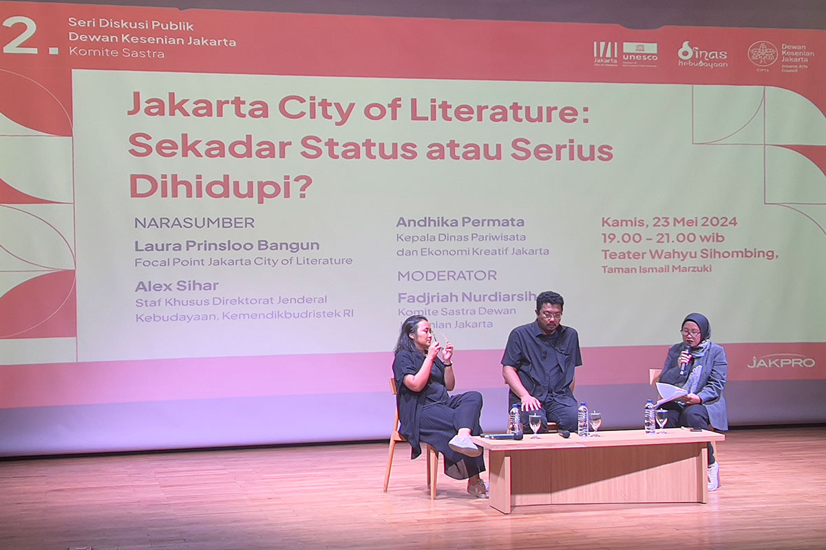 Diskusi publik bertajuk "Jakarta City of Literature: Sekadar Status atau Serius Dihidupi?" di Teater Wahyu Sihombong Taman Ismail Marzuki (TIM) menjadi wadah penting untuk mengevaluasi peran dan implementasi Jakarta sebagai Kota Sastra Dunia, dengan melibatkan narasumber terkemuka dan diskusi yang mendalam.